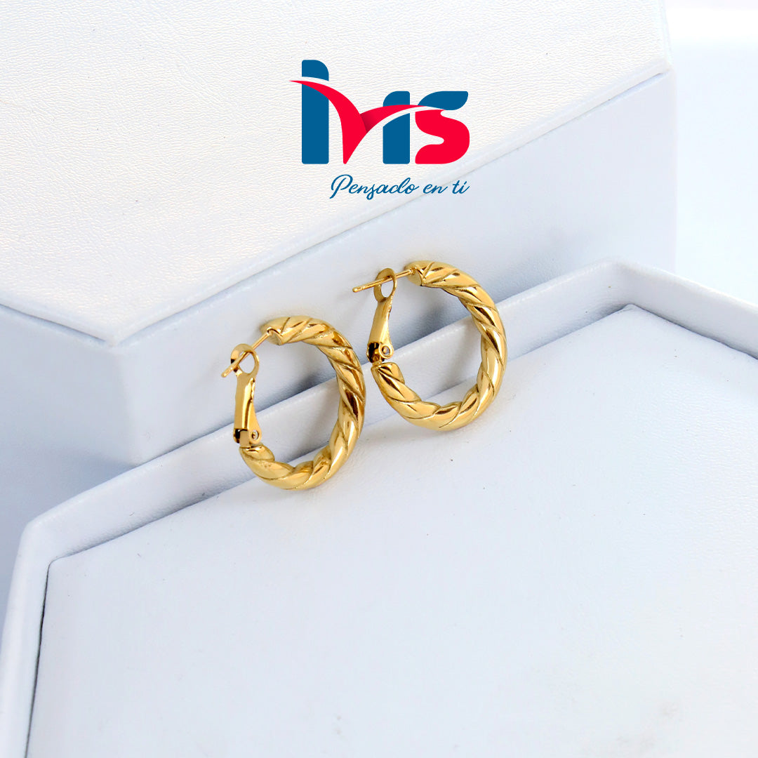 Aretes Tipo Argolla de Acero Quirúrgico 316L Waterproof – Diseño Trenzado Clásico Dorado.