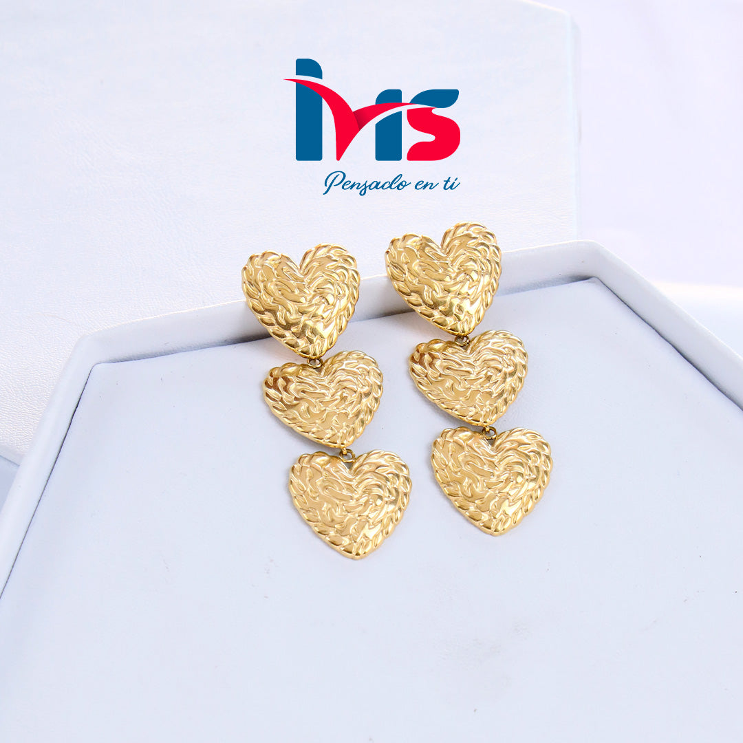 Aretes Colgantes de Acero Inoxidable 304 Waterproof – Triple Corazón Texturizado Dorado.
