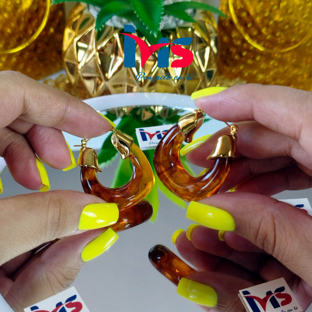 Aretes Tipo Argolla Ámbar con Detalle Dorado – Acero 316L Premium, Enchapado en Oro con Recubrimiento PVD | Ivis Ecuador