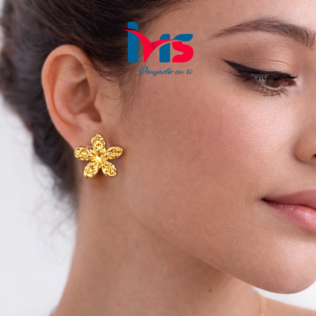 Aretes Flor Texturizada en Acero 316L Enchapado en Oro, Waterproof.