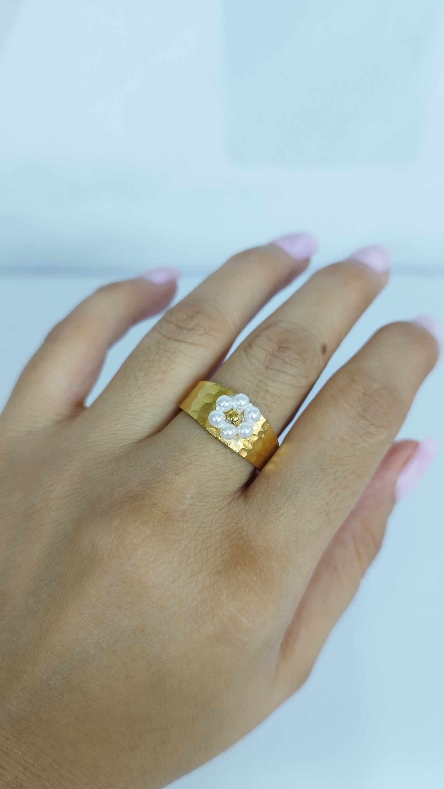 Anillo Flor de Perlas Aurea de Acero 316L Premium, Enchapado en Oro con Recubrimiento PVD