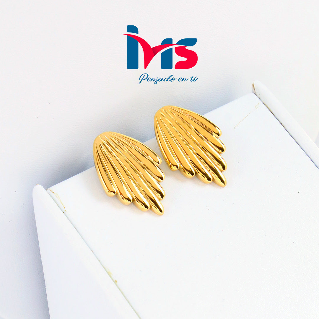 Aretes Dorado con un Diseño Acanalado en Forma de Hoja o Concha – Acero Quirúrgico 316L Waterproof