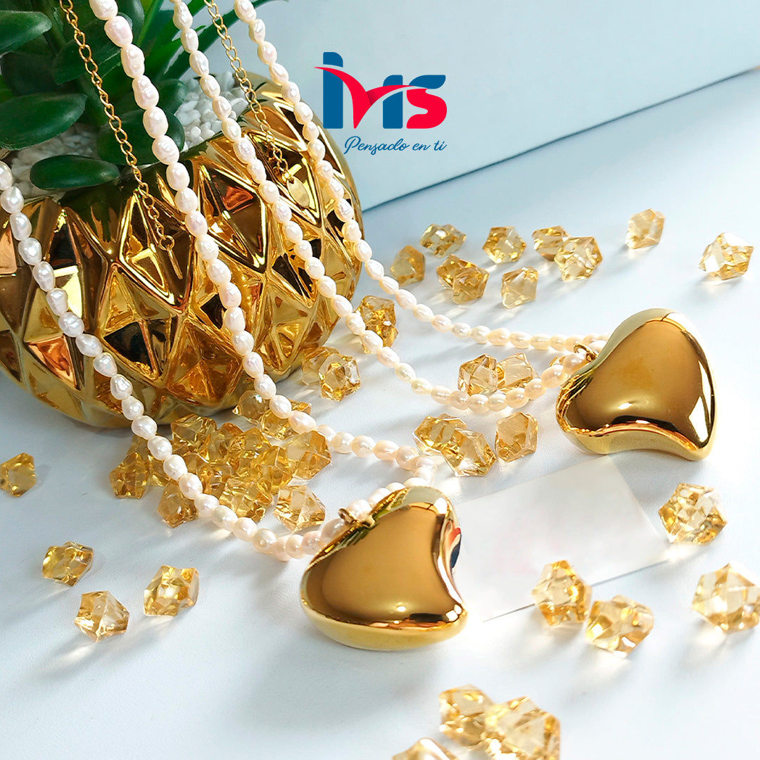 Collar con Diseño de Corazón, Elaborado en Acero Quirúrgico 316L Waterproof y Perlas Naturales, que aportan un estilo elegante, romántico y sofisticado.