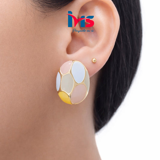 Aretes Elegantes Multicolor con Acabado Dorado.