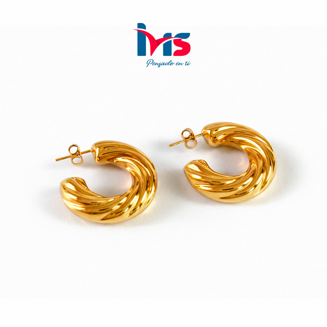 Aretes tipo argolla con diseño trenzado, elaborados en acero quirúrgico 316L Waterproof con acabado dorado de alto brillo.