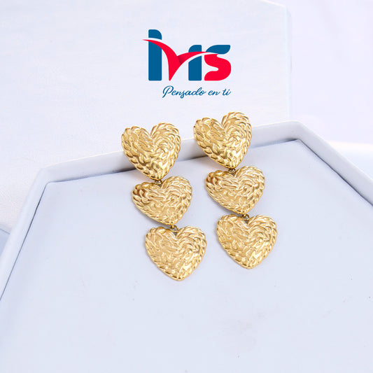 Aretes Colgantes de Acero Inoxidable 304 Waterproof – Triple Corazón Texturizado Dorado.
