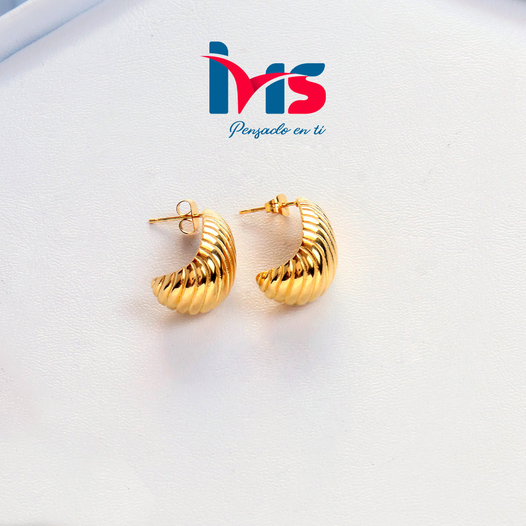 Aretes de Acero Quirúrgico 316L Waterproof – Diseño Curvo Texturizado Dorado.