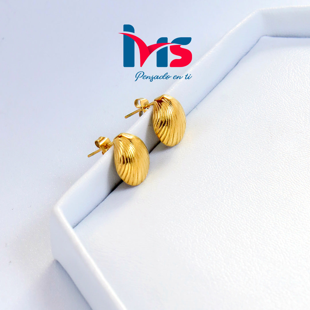 Aretes Dorados Texturizados – Acero Quirúrgico 316L - Diseño Concha.