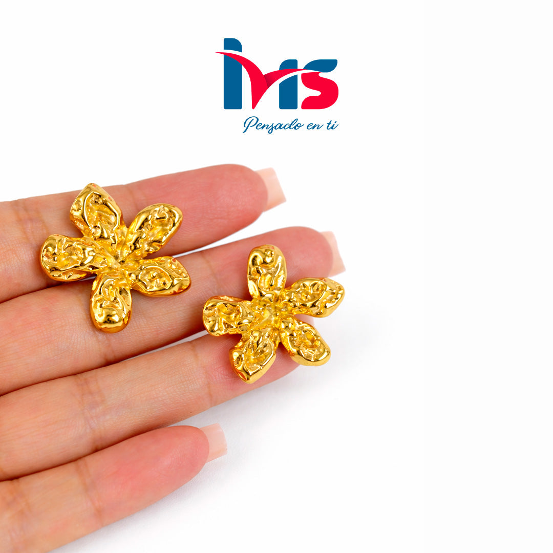Aretes Flor Texturizada en Acero 316L Enchapado en Oro, Waterproof.
