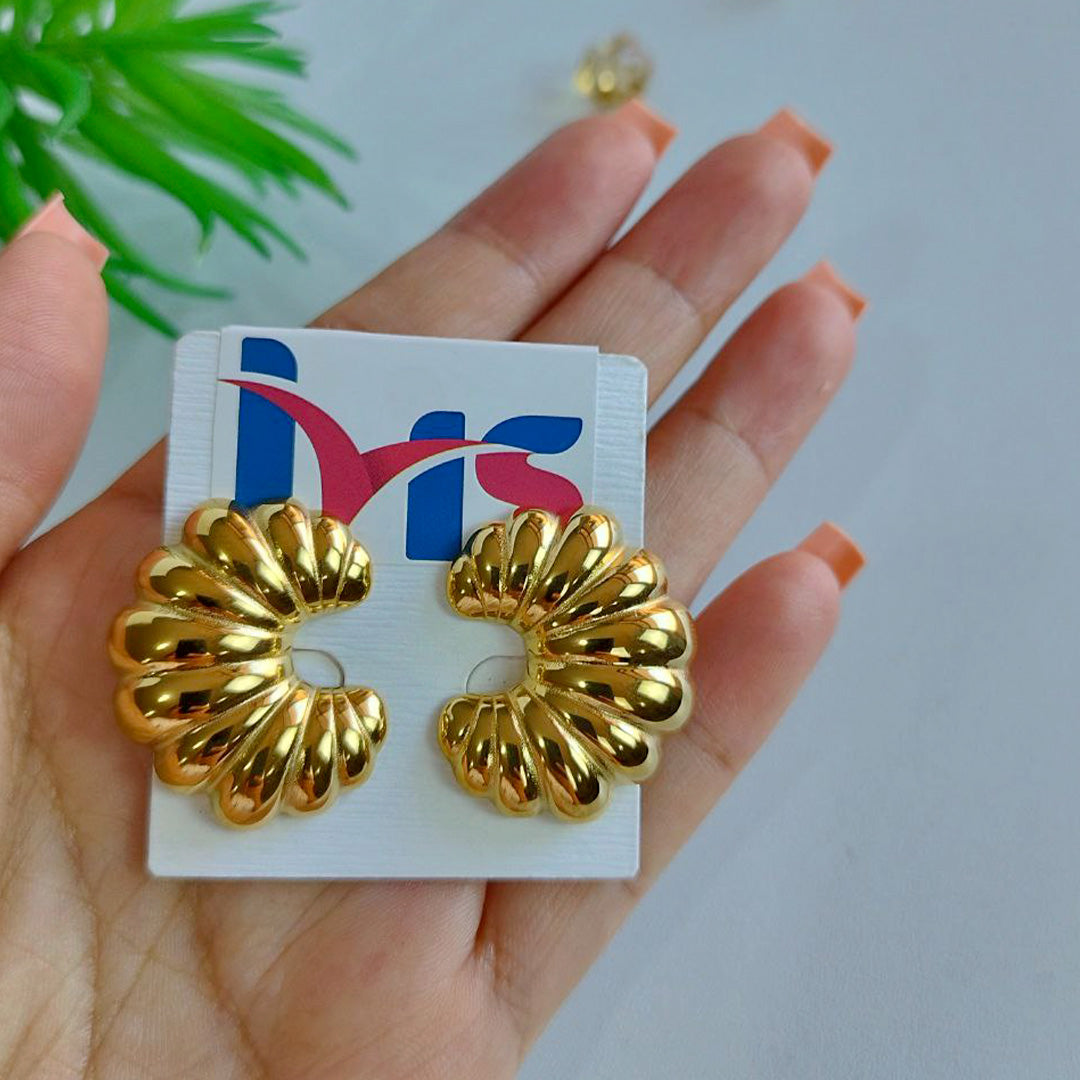 Aretes Tipo Argolla Texturizada Dorada – Acero 316L Premium, Enchapado en Oro con Recubrimiento PVD | Ivis Ecuador