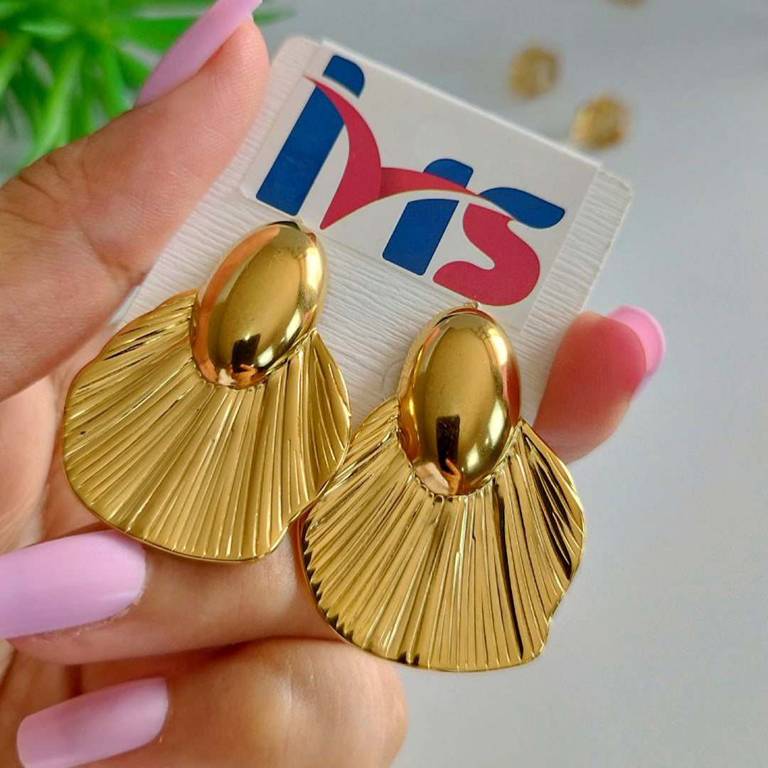 Aretes Dorados Abanico Texturizado – Acero Quirúrgico 316L Enchapado en oro 18k. Waterproof.