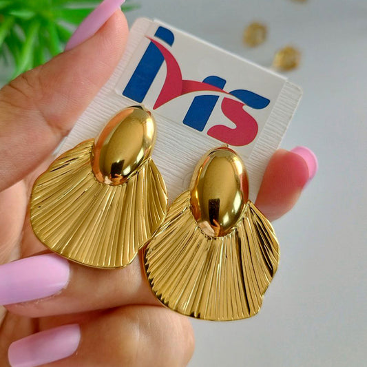 Aretes Dorados Abanico Texturizado – Acero Quirúrgico 316L Enchapado en oro 18k. Waterproof.