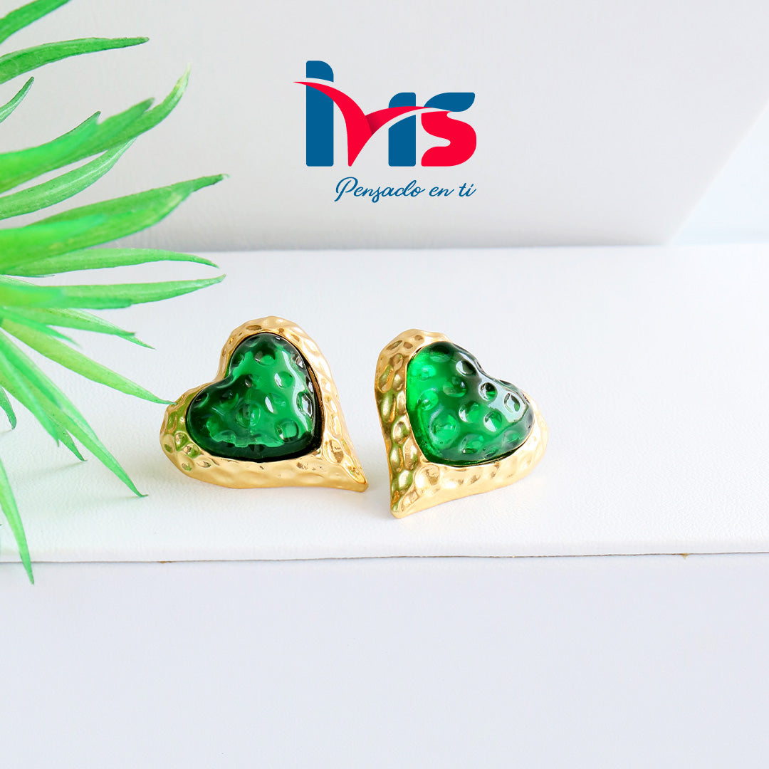 Aretes Corazón Verde Texturizado – Marco Dorado de Acabado Martillado